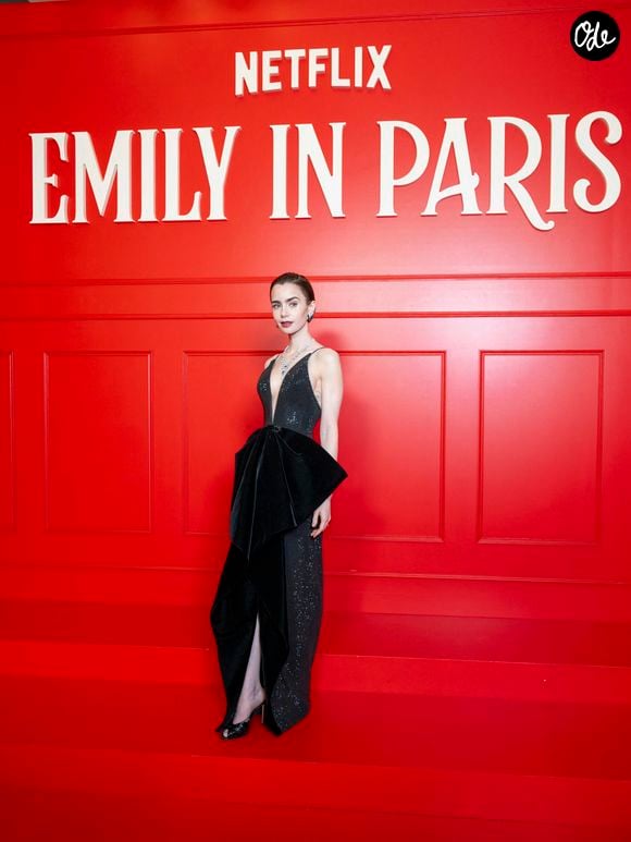 Il n'aura pas fallu longtemps pour que ces accessoires hybrides et ultra-chics tapent dans l'œil des stylistes les plus pointus. Au point de se retrouver aux poignets des stars d'Emily in Paris. 

Lily Collins lors de la première de la série "Emily in Paris" saison 5 au Grand Rex à Paris le 15 décembre 2025.

© Pierre Perusseau / Bestimage
