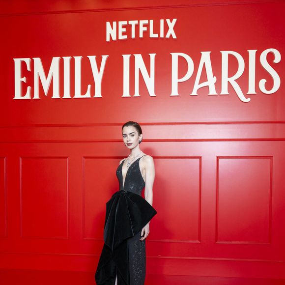 Il n'aura pas fallu longtemps pour que ces accessoires hybrides et ultra-chics tapent dans l'œil des stylistes les plus pointus. Au point de se retrouver aux poignets des stars d'Emily in Paris. 

Lily Collins lors de la première de la série "Emily in Paris" saison 5 au Grand Rex à Paris le 15 décembre 2025.

© Pierre Perusseau / Bestimage
