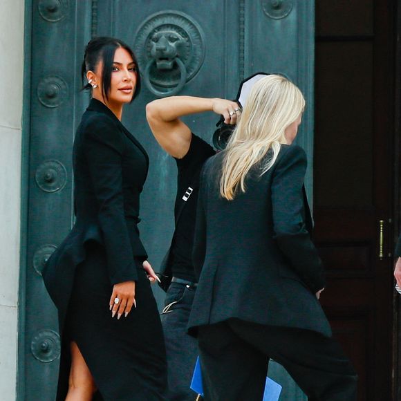 Kim Kardashian - La star américaine Kim Kardashian est arrivée au procès de la rue tronchet des "Papys braqueurs" au palais de justice de Paris, France, le 13 mai 2025. La star américaine doit décrire cette nuit qui l’a «traumatisée», selon ses mots, 9 hommes et 1 femme sont jugés, soupconnés d'avoir participé au casse du siècle, en dérobant à la star 9 millions d'euros de bijoux dans la nuit du 2 au 3 octobre 2016. © Clovis-Liewig/Bestimage