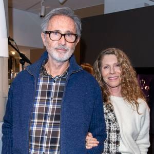 Parents de trois enfants, Astrée (née en 1975), devenue peintre, Victor (né en 1979), restaurateur, et Louise (née en 1993), aujourd’hui chanteuse sous le nom de Lonny, Thierry et Hélène ont construit une histoire discrète et solide. 

Exclusif - Thierry Lhermitte et sa femme Hélène - Soirée privée pour le lancement de la collaboration de la marque Nathalie Blanc avec Lorenz Bäumer à Paris le 28 novembre 2019. © Pierre Perusseau/Bestimage