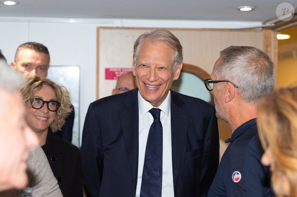 Exclusif - Dominique De Villepin en backstage de l'émission "Face aux territoires" présentée par C.Viguier dans les studios de TV5 Monde à Paris, France, le 22 mai 2025. © Yoann Ouahcene/Bestimage