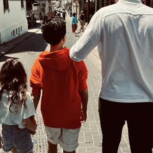 et notamment sur le nouveau membre qui va l'intégrer très prochainement. 

Arthur partage une rare photo de ses trois enfants réunis - Instagram