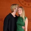 Des jeunes mariés à Roland-Garros ! Un artiste, qui a pour maman une actrice de Demain nous appartient, pose avec sa femme mannequin