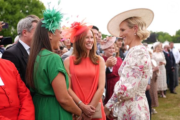 Zara Tindall (à droite) s'entretient avec des invités lors d'une Garden Party royale au palais de Buckingham, à Londres. ©Aaron Chown/PA Wire