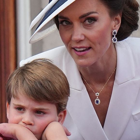 Naturellement aujourd'hui, Kate Middleton et son époux le prince William lui ont souhaité un joyeux anniversaire par le biais de leurs réseaux sociaux. 

Catherine Kate Middleton, duchesse de Cambridge, le prince Louis et la princesse Charlotte - Les membres de la famille royale regardent le défilé Trooping the Colour depuis un balcon du palais de Buckingham à Londres lors des célébrations du jubilé de platine de la reine le 2 juin 2022.
