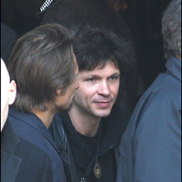Toutefois, ayant bénéficié d'une liberté conditionnelle, l'artiste ne restera que quatre ans derrière les barreaux entre 2003 et 2007. 

Bertrand Cantat  - Obsèques d'Alain Bashung en l'église Saint Germain des Près.  2009 (CYRIL MOREAU / BESTIMAGE).