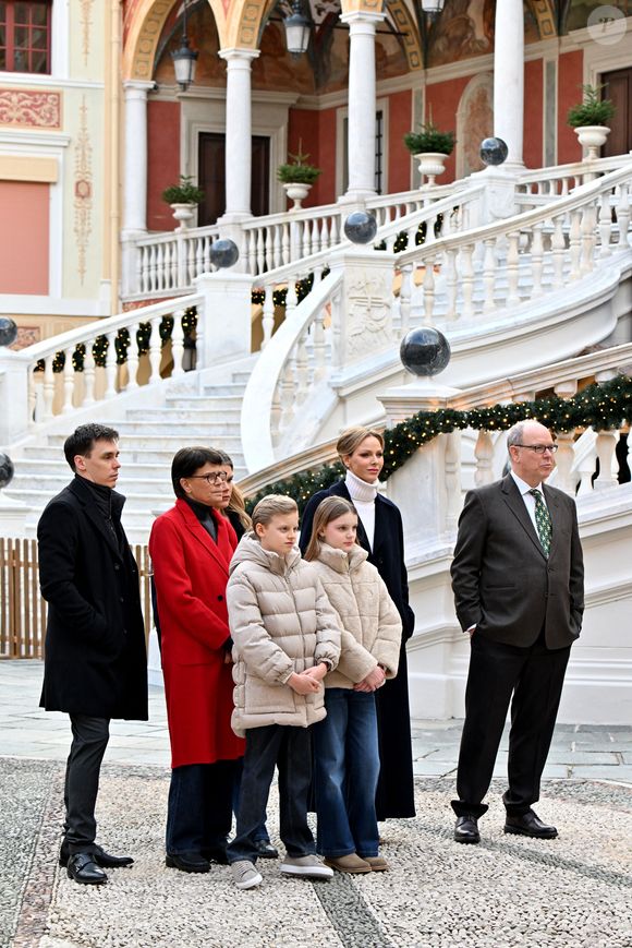 Louis Ducruet et Camille Gottlieb se sont aussi joints à ce moment.

Le prince Albert II de Monaco, la princesse Charlene et leurs enfants la princesse Gabriella et le prince héréditaire Jacques ont accueilli les enfants monégasque pour le traditionnel arbre de Noël du Palais à Monaco, le 17 décembre 2025. © Bruno Bebert/Bestimage