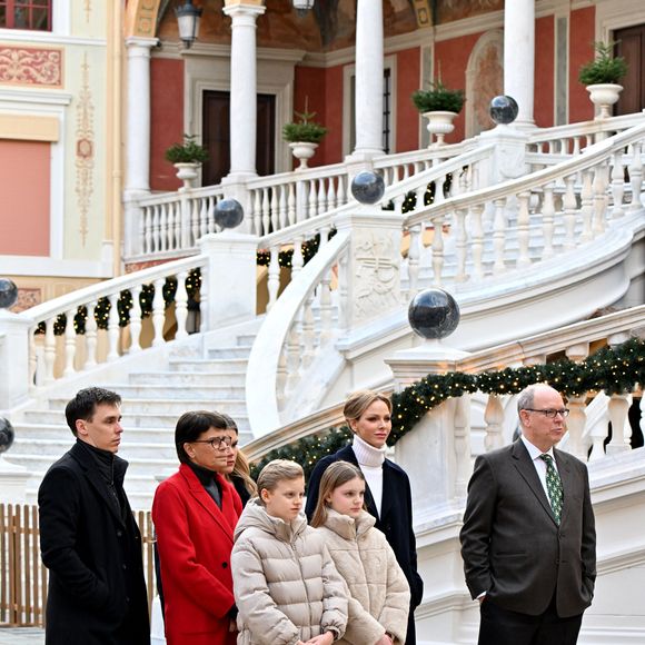 Louis Ducruet et Camille Gottlieb se sont aussi joints à ce moment.

Le prince Albert II de Monaco, la princesse Charlene et leurs enfants la princesse Gabriella et le prince héréditaire Jacques ont accueilli les enfants monégasque pour le traditionnel arbre de Noël du Palais à Monaco, le 17 décembre 2025. © Bruno Bebert/Bestimage