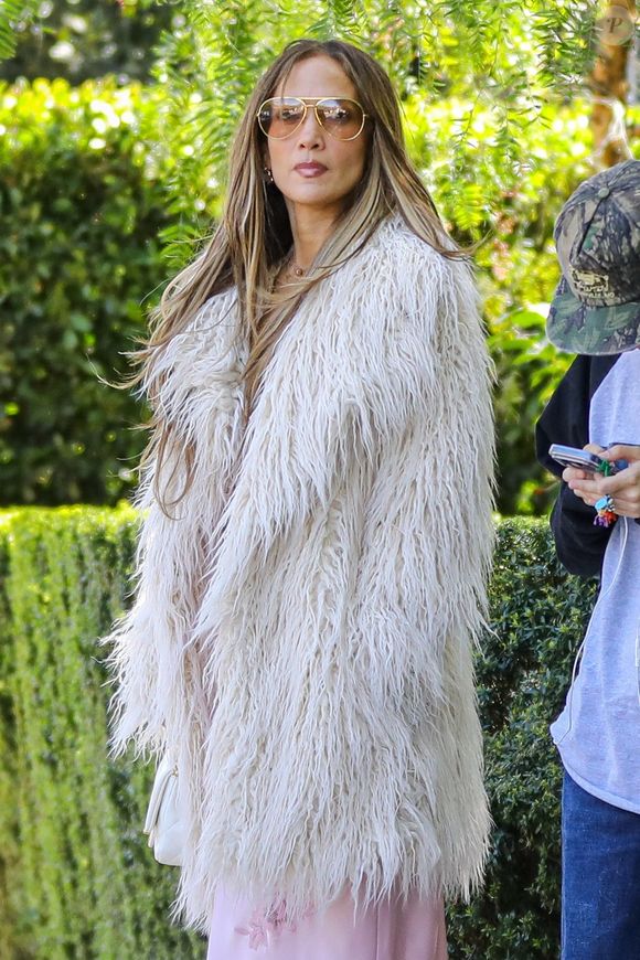 La chanteuse confie que la danse reste son pilier principal et son plus grand moteur mental pour retrouver l'énergie de sa jeunesse.

EXCLUSIF West Holywood, CA Jennifer Lopez et ses enfants Emme et Max sont sortis pour fêter leur 18ème anniversaire dimanche. Ils ont déjeuné au San Vicente bungalows à West Hollywood puis JLo est allée au marché aux puces de Fairfax avec Emme et son manager Benny. Backgrid USA / Bestimage

Backgrid USA / Bestimage