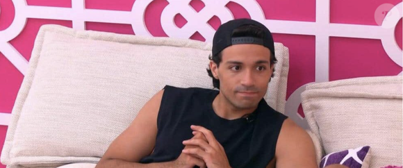Le jeu - qui a récemment perdu Marianne, hospitalisée après son élimination - perd donc un nouveau candidat qui part de son plein gré

Mayer dans Secret Story TF1