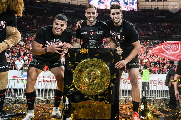 Le Stade Toulousain célèbre la cérémonie de remise du trophée du Top 14 après le match de la finale de rugby contre l'UBB Bordeaux au Stade de France à Saint-Denis, au nord de Paris, le 28 juin 2024. Photo par Firas Abdullah/ABACAPRESS.COM