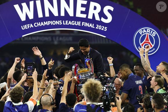 Nasser Ghanim Tubir Al-Khelaifi, président du Paris Saint Germain, célèbre avec le trophée la fin de la finale de la Ligue des champions 2024/2025 entre le Paris Saint Germain et le FC Internazionale au Munich Football Arena à Munich (Allemagne), le 31 mai 2025.  
Inside/Psnewz/Bestimage