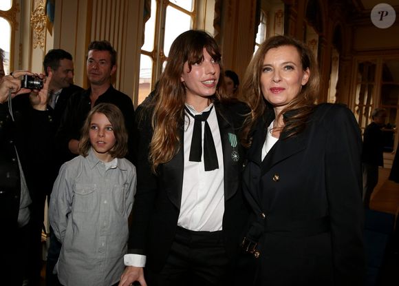 Lou Doillon, son fils Marlowe et Valerie Trierweiler . Paris le 10 avril 2013 Remise de la médaille de Chevalier de l'Ordre des Arts et des Lettres par la Ministre de la Culture et de la Communication, au Ministère de la Culture.©DOMINIQUE JACOVIDES / BESTIMAGE