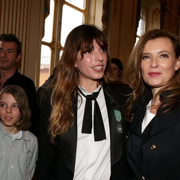 Lou Doillon, son fils Marlowe et Valerie Trierweiler . Paris le 10 avril 2013 Remise de la médaille de Chevalier de l'Ordre des Arts et des Lettres par la Ministre de la Culture et de la Communication, au Ministère de la Culture.©DOMINIQUE JACOVIDES / BESTIMAGE