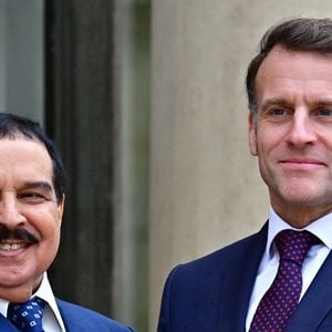 Le président français Emmanuel Macron accueille le roi de Bahreïn Hamad ben Issa al-Khalifa au palais présidentiel de l'Élysée à Paris, France, le 6 février 2026. © Christian Liewig/Bestimage