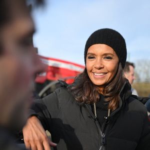Comme elle l'avait annoncé la semaine dernière, l'animatrice de l'émission "L'amour est dans le pré", Karine Le Marchand, a amené près de 200 croissants aux agriculteurs sur un barrage sur l'autoroute A4 aux portes de Paris, pour leur affirmer son soutien. Le 29 janvier 2024
© Pierre Perusseau - Jeremy Melloul / Bestimage