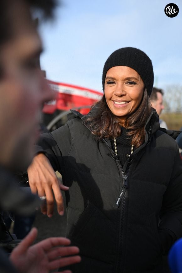 Comme elle l'avait annoncé la semaine dernière, l'animatrice de l'émission "L'amour est dans le pré", Karine Le Marchand, a amené près de 200 croissants aux agriculteurs sur un barrage sur l'autoroute A4 aux portes de Paris, pour leur affirmer son soutien. Le 29 janvier 2024
© Pierre Perusseau - Jeremy Melloul / Bestimage