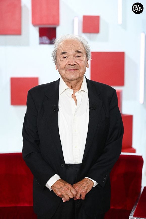 "Mes beaux loulous, super après-midi passé jeudi à Bernes-sur-Oise dans la cour et les classes du collège PP qui a 20 ans (tout comme moi !)", a-t-il d’abord confié avant d’ajouter : "Ils étaient beaux et m’ont posé plein de questions intelligentes. Ils ont chanté comme des dieux, escortés par de super profs. Vive l’école et haut les cœurs !"

Exclusif - Pierre Perret lors de l'enregistrement de l'émission Vivement Dimanche, au studio Rive gauche, à Paris, France, le 22 octobre 2025, présentée par M.Drucker, diffusée sur France 3 le 16 novembre 2025. © Guillaume Gaffiot/Bestimage