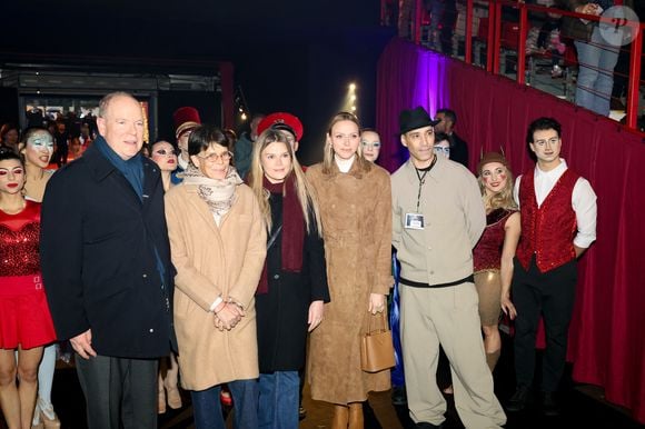 Le spectacle, placé sous le patronage de la princesse Charlène, combine danse hip-hop et arts contemporains, mis en scène par Hassan El Hajjami.

Le prince Albert II de Monaco, La princesse Charlène de Monaco, La princesse Stéphanie de Monaco, Camille Gottlieb lors du spectacle Monaco sous les Etoiles, sous le chapiteau de Fontvieille à Monaco, le 22 décembre 2025. 
© Claudia Albuquerque / Bestimage