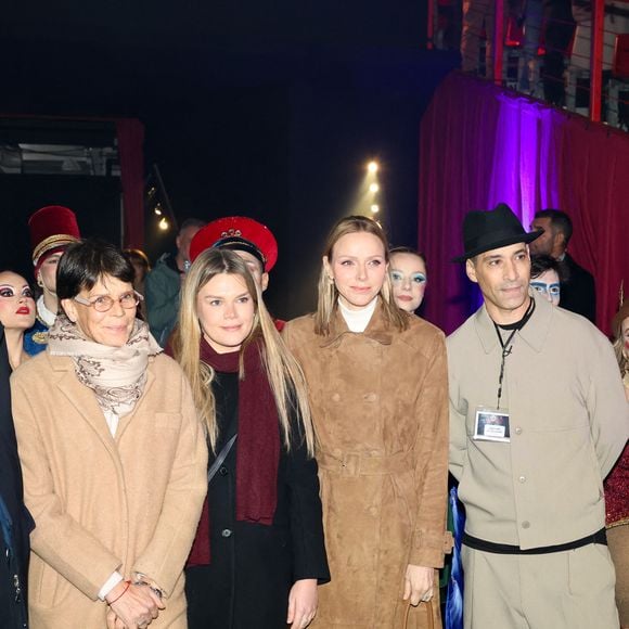 Le spectacle, placé sous le patronage de la princesse Charlène, combine danse hip-hop et arts contemporains, mis en scène par Hassan El Hajjami.

Le prince Albert II de Monaco, La princesse Charlène de Monaco, La princesse Stéphanie de Monaco, Camille Gottlieb lors du spectacle Monaco sous les Etoiles, sous le chapiteau de Fontvieille à Monaco, le 22 décembre 2025. 
© Claudia Albuquerque / Bestimage