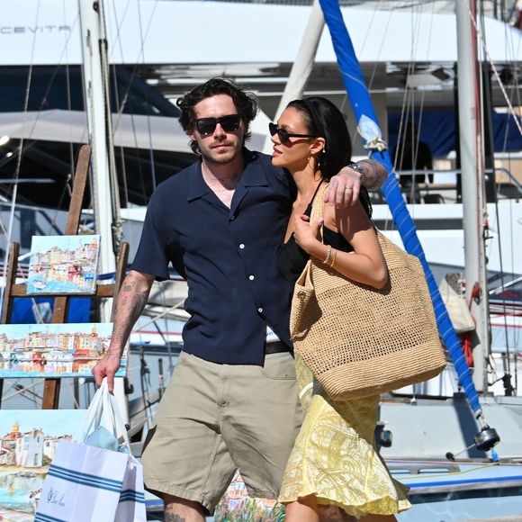 Une ascension fulgurante soutenue jusque dans le cercle familial, puisque Cruz, autre membre de la fratrie Beckham, a lui-même fait la promotion du morceau.

Brooklyn Beckham et sa femme Nicola Peltz pendant leurs vacances à Saint-Tropez, Côte d'Azur, le 7 juillet 2025. Photo : Agence / Bestimage