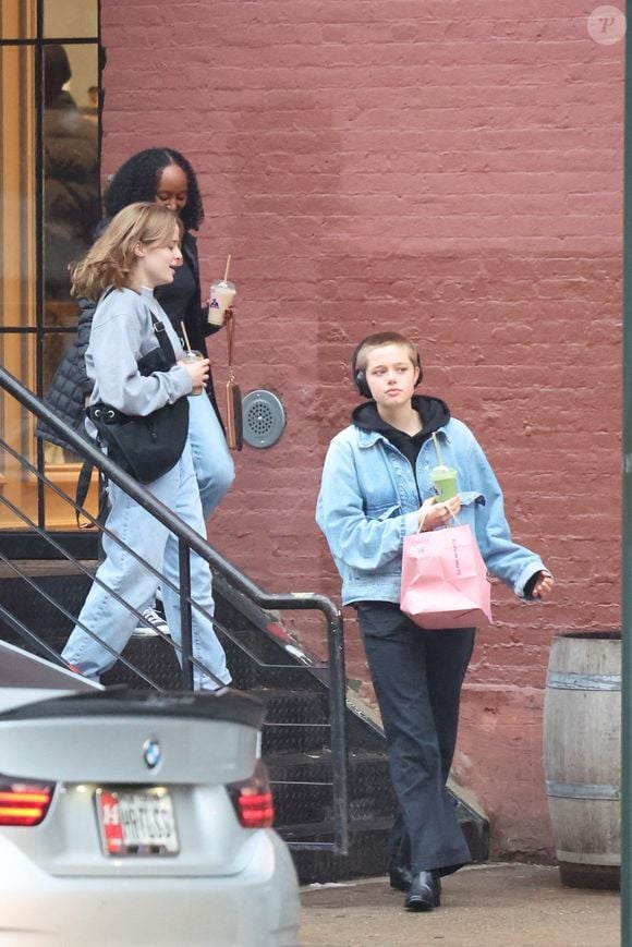 New York, NY  - EXCLUSIVE  - Angelina Jolie's children, Shiloh Nouvel, Vivienne Marcheline, and Zahara Marley Jolie-Pitt, were seen exploring the vibrant streets of Soho. Shiloh sported a blue denim jacket, black pants, and black shoes, while Vivienne opted for a grey sweatshirt, light blue jeans, and white sneakers, complemented by a black sling bag. Zahara completed the trio's stylish appearance with a chic black top, blue jeans, a black belt, and white sneakers.



Pictured: Shiloh Jolie-Pitt, Vivienne Jolie-Pitt, Zahara Marley Jolie