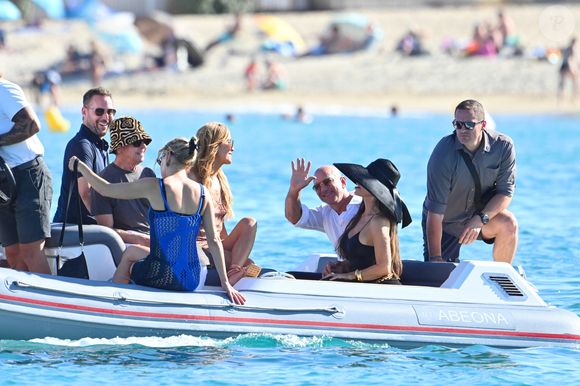 Après une courte escale à Antibes, les tourtereaux ont été photographiés u Club 55 sur la plage de Pampelonne à Saint-Tropez, le 22 juillet.

Jeff Bezos et sa femme Lauren Sanchez au Club 55 sur la plage de Pampelonne à Saint-Tropez (Ramatuelle), Côte d'Azur, France, le 22 juillet 2025. © Bestimage