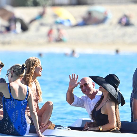 Après une courte escale à Antibes, les tourtereaux ont été photographiés u Club 55 sur la plage de Pampelonne à Saint-Tropez, le 22 juillet.

Jeff Bezos et sa femme Lauren Sanchez au Club 55 sur la plage de Pampelonne à Saint-Tropez (Ramatuelle), Côte d'Azur, France, le 22 juillet 2025. © Bestimage