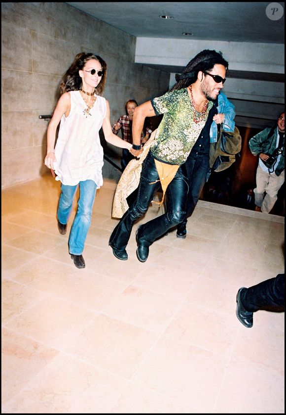 Il s'agit de Lenny Kravitz, qui a clairement dit qu'il serait prêt à collaborer à nouveau avec elle 

Vanessa Paradis et Lenny Kravitz lors du défilé de mode Vivienne Westood durant l'été 1995. Photo par RINDOFF-GARCIA / BESTIMAGE