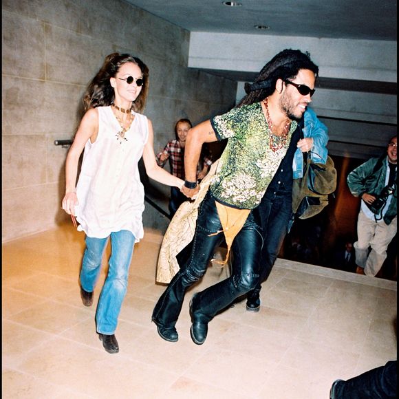 Il s'agit de Lenny Kravitz, qui a clairement dit qu'il serait prêt à collaborer à nouveau avec elle 

Vanessa Paradis et Lenny Kravitz lors du défilé de mode Vivienne Westood durant l'été 1995. Photo par RINDOFF-GARCIA / BESTIMAGE