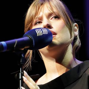 De son côté, l'ancienne gagnante de la "Star Academy", Marine, s'est produite sur scène durant la cérémonie de clôture
Marine Delplace lors de la cérémonie de clôture lors de la 19ème édition du festival du film francophone d'Angoulême, France, le 29 août 2026. © Coadic Guirec/Bestimage