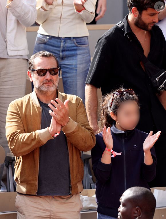 Gilles Lellouche et sa fille Ava dans les tribunes lors des Internationaux de France de Tennis de Roland Garros 2022. Paris, le 5 juin 2022. © Dominique Jacovides/Bestimage