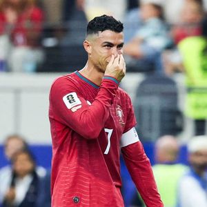 Selon la psychologue Andrea Klimowitz, le véritable courage ne consiste pas à cacher ses émotions, mais à accepter ses limites et à demander de l'aide lorsque cela est nécessaire.
Cristiano Ronaldo pleure après la défaite du Portugal contre l'Espagne lors de la Coupe du monde au Dallas Stadium, au Texas, le 6 juillet 2026.
© Imago/PsnewZ/Bestimage