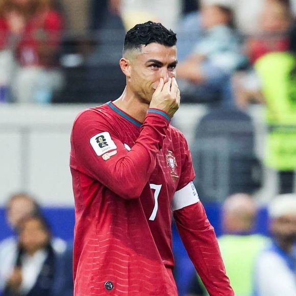 Selon la psychologue Andrea Klimowitz, le véritable courage ne consiste pas à cacher ses émotions, mais à accepter ses limites et à demander de l'aide lorsque cela est nécessaire.

Cristiano Ronaldo pleure après la défaite du Portugal contre l'Espagne lors de la Coupe du monde au Dallas Stadium, au Texas, le 6 juillet 2026.

© Imago/PsnewZ/Bestimage