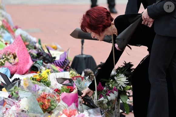 La mère des trois derniers enfants d'Ozzy Osbourne a fondu en larmes durant les funérailles de son défunt mari

Sharon Osbourne pendant les funérailles. Birmingham, Royaume-Uni. Le cortège funèbre d'Ozzy Osbourne passe le Black Sabbath Bridge à Birmingham, Royaume-Uni le mercredi 30 juillet 2025. Photo de Stephen Lock/I-Images/ABACAPRESS.COM