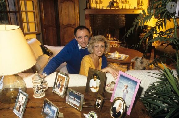 Elle a longtemps partagé l'amour de la Normandie avec son mari Philippe.

En France, en Normandie, Evelyne Dhéliat chez elle dans sa maison de l'Eure, avec son mari Philippe en octobre 1990. © |RISTROPH Michel.