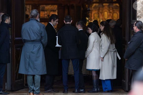 Le cercueil blanc d'Emile arrivant à la basilique Sainte-Marie-Madeleine de Saint-Maximin-la-Sainte-Baume le 8 février 2025. Il a ensuite été porté par ses parents Marie et Colomban Soleil, son parrain et sa marraine. Photo par Shootpix/ABACAPRESS.COM