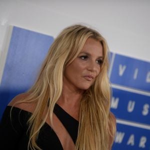 "Jet privé pour elle et ses enfants et papa, un staff de plus de 40 personnes incluant maquilleurs, coiffeurs... présents, à héberger aussi. Une certaine somme d'argent, c'était une centaine de milliers d'euros", avait-il rapporté. 

Britney Spears à la soirée des MTV Video Music Awards 2016 à Madison Square Garden à New York