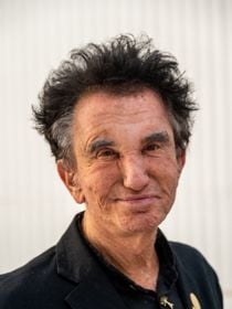 Jack Lang et sa "maison de nains" : une demeure insolite dans le Luberon, bien plus grande qu'il le prétend !