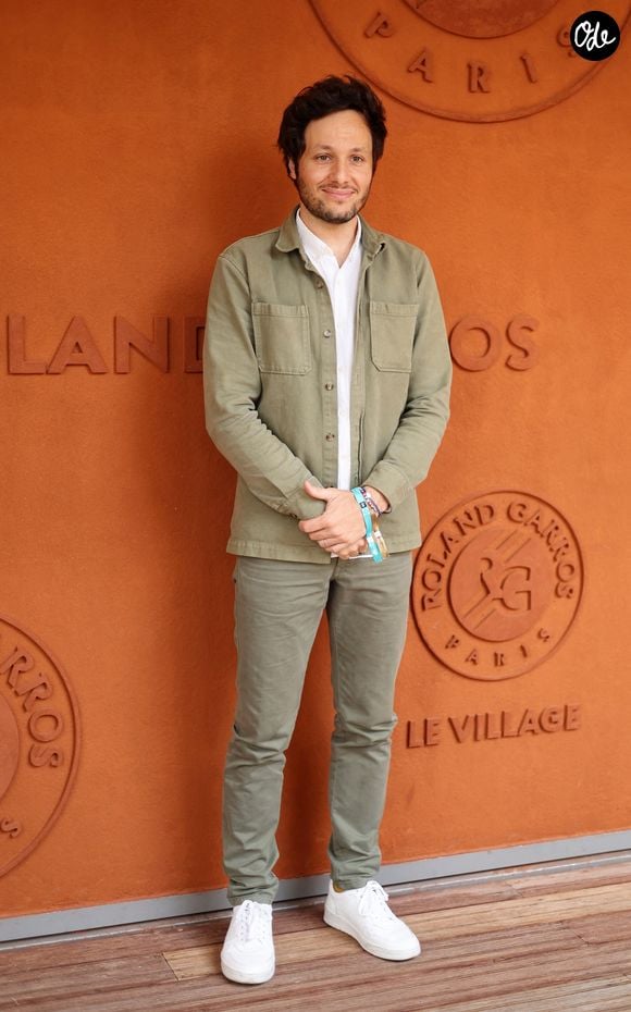 Vianney a beaucoup lu, écrit et enregistré.

Le chanteur Vianney au village lors des Internationaux de France de Tennis de Roland Garros 2025, à Paris, France, le 6 juin 2025. © Jacovides-Moreau/Bestimage