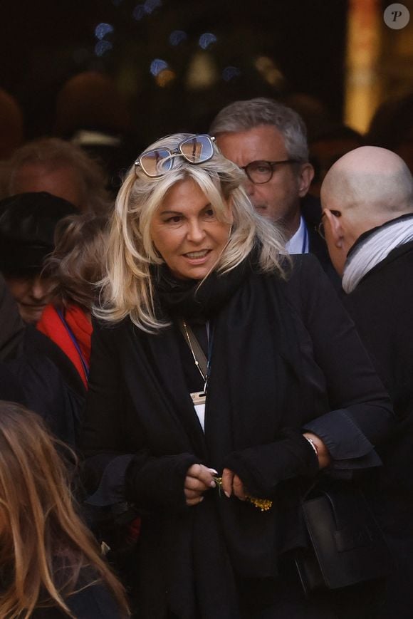 Caroline Margeridon - Sorties des obsèques de Brigitte Bardot en l'église Paroissiale Notre-Dame-de-l'Assomption de Saint-Tropez, France, le 7 janvier 2026.  Brigitte Bardot, figure emblématique du cinéma français et icône internationale, est décédée le 28 décembre 2025 à l'âge de 91 ans dans sa mythique propriété de La Madrague, à Saint-Tropez (France). Révélée au monde entier par son rôle dans "Et Dieu... créa la femme", elle avait contribué à faire de Saint-Tropez un lieu mondialement connu. L'actrice sera inhumée le 7 janvier 2026 au cimetière marin de Saint-Tropez, aux côtés de son père Louis Bardot (1896-1975) et de sa mère Anne-Marie Mucel (1912-1978). Une cérémonie religieuse se tiendra auparavant dans l'église de Saint-Tropez, où proches, personnalités et anonymes pourront lui rendre un dernier hommage. © Jacovides-Moreau/Bestimage