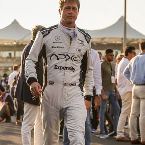 Brad Pitt qui incarne Sonny Hayes, un pilote de l'équipe fictive Apex APXGP F1 dans le prochain film "F1" réalisé par Joseph Kosinski, est aperçu sur le plateau de tournage lors du Grand Prix de Formule 1 d'Abou Dhabi au circuit de Yas Marina, le 8 décembre 2024, à Abou Dhabi, Émirats arabes unis. © Beata Zawrzel/ZUMA Press Wire