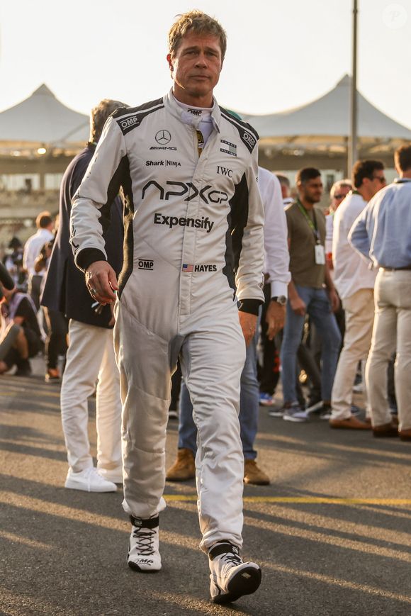 Brad Pitt qui incarne Sonny Hayes, un pilote de l'équipe fictive Apex APXGP F1 dans le prochain film "F1" réalisé par Joseph Kosinski, est aperçu sur le plateau de tournage lors du Grand Prix de Formule 1 d'Abou Dhabi au circuit de Yas Marina, le 8 décembre 2024, à Abou Dhabi, Émirats arabes unis. © Beata Zawrzel/ZUMA Press Wire