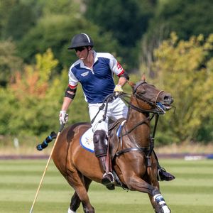 Le prince William, duc de Cambridge, participe au match de polo caritatif Out-Sourcing Inc au Guards Polo Club, Smiths Lawn à Windsor le 6 juillet 2022. Backgrid UK/ Bestimage