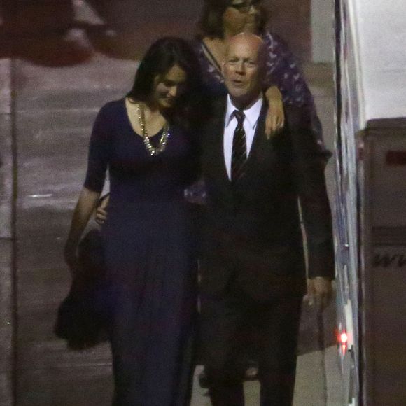 Bruce Willis embrasse sa femme Emma à la sortie de l'émission de "Dancing With The Stars" dont sa fille Rumer Willis est la gagnante à  Hollywood