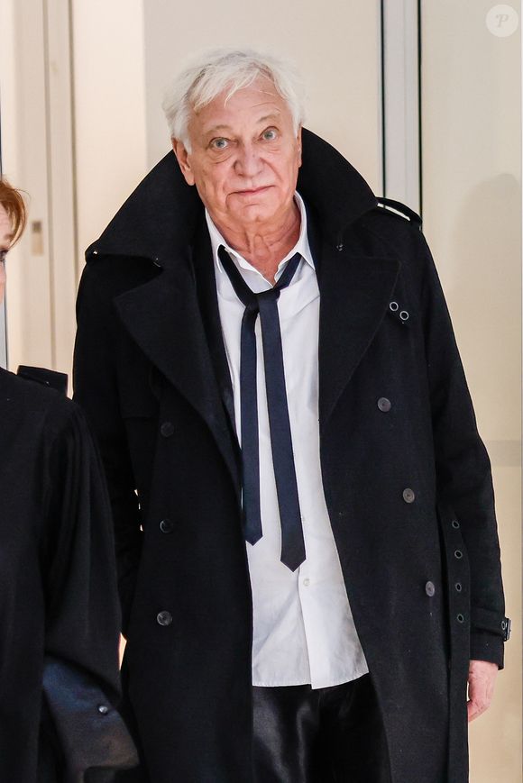 L'animateur de radio et de télévision Laurent Boyer arrive, accompagné de son avocate Marie-Alix Canu-Bernard, au tribunal judiciaire de Paris, France, le 30 mars 2026 lors d'une suspension de séance dans son procès pour violences conjugales et harcèlement. Laurent Boyer est accusé par une ancienne compagne de violences conjugales habituelles, de harcèlement et d'enregistrement non consenti d'images intimes. © Julien Sarkissian/Bestimage