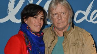 Renaud marié à Cerise depuis un an, le chanteur a une idée en tête pour la combler et elle n’est pas à la portée de tout le monde