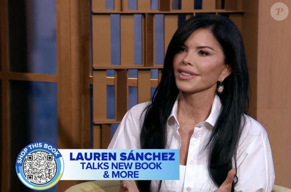 Lauren Sanchez portait un costume blanc immaculé, dont la veste au décolleté profond laissait entrevoir son corset en dentelle

Lauren Sanchez dans l'émission Good Morning America à Los Angeles.