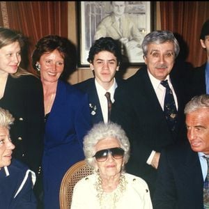 Archives - Jean-Paul Belmondo et sa mère Madeleine entourés de Paul Belmondo, Luana Belmondo et Jean-Pierre Marielle.