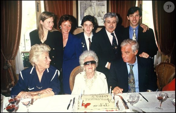 Archives - Jean-Paul Belmondo et sa mère Madeleine entourés de Paul Belmondo, Luana Belmondo et Jean-Pierre Marielle.